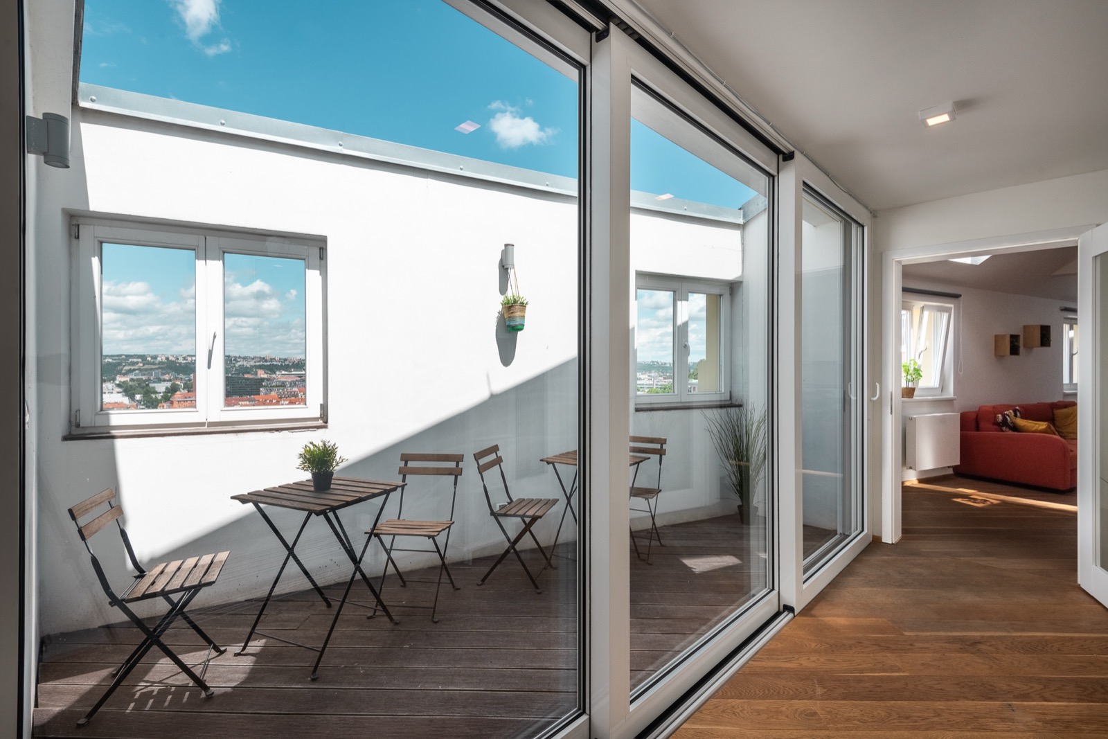 Terasa apartmánu na Řehořově s výhledem do zeleně