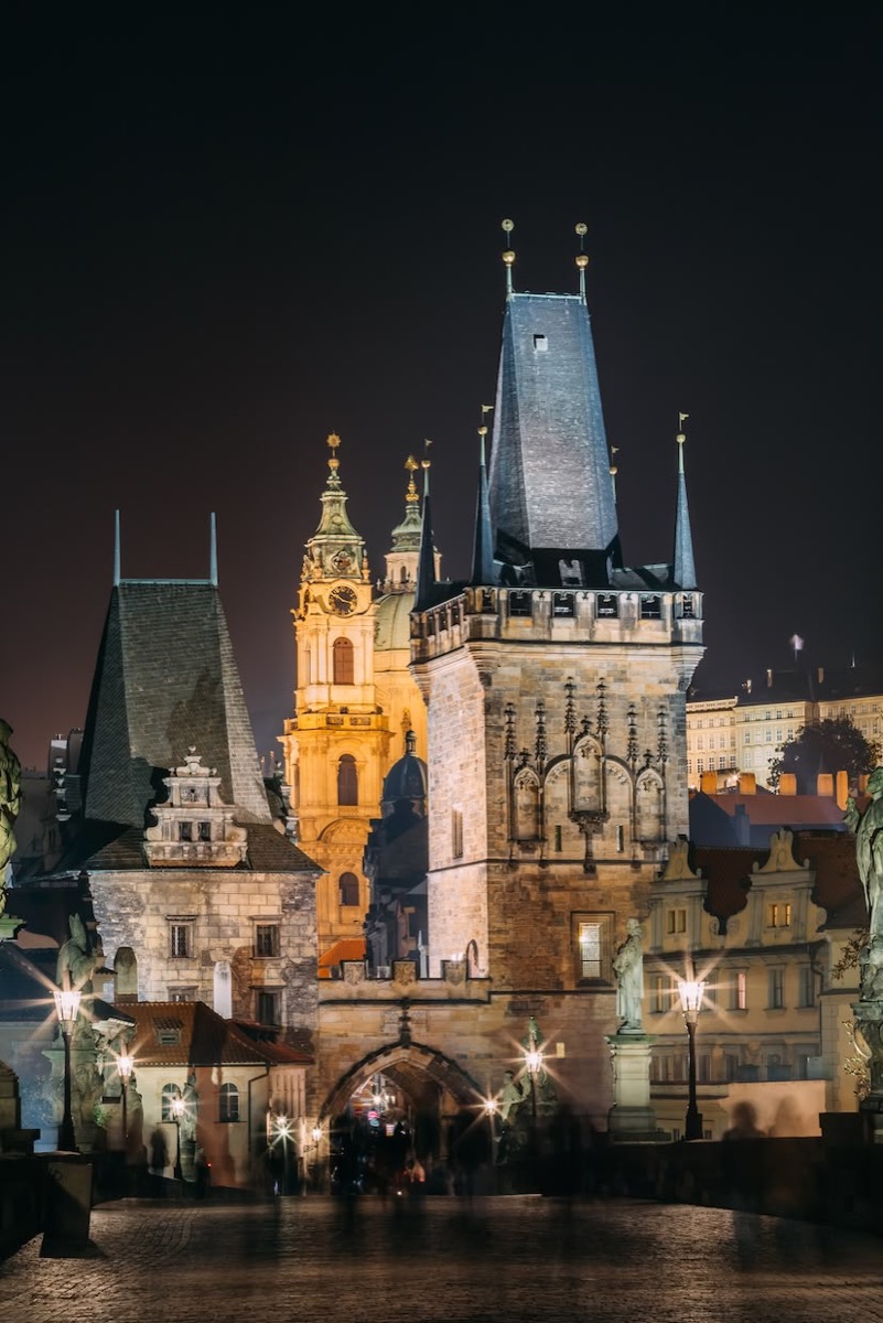 Noční Malá Strana u Karlova mostu